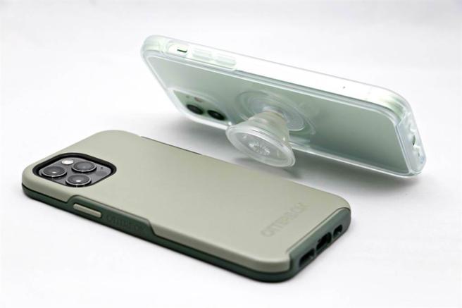 市售防摔厚手机壳若要防摔就会影响手机散热。(示意图/翻摄自中时新闻网)