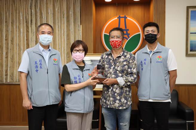 副县长邓桂菊颁奖表扬曾进发。（苗栗县政府提供／李京升苗栗传真）