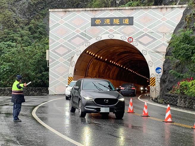 新城警分局轄區包括蘇花路廊、太魯閣等景點，警方編排交通疏導勤務，注意車流狀況。（新城警方提供／王志偉花蓮傳真）