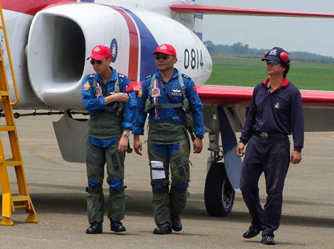 2014年殉职的空军雷虎中校飞官庄倍源（中），曾在表演后被军事迷拍下帅气英姿。（资料照／苏先生提供）