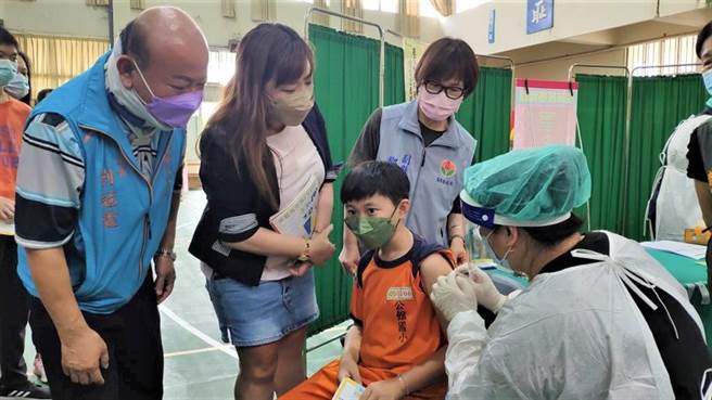 副縣長鄧桂菊31日早上偕同公館鄉長曾美露、教育處長葉芯慧、公館鄉民代表會主席劉冠霆等人，前往公館國小視察接種情形。（李京昇攝）