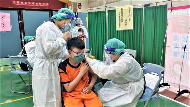 苗栗縣31日起展開國小校園集中施打疫苗。（李京昇攝）