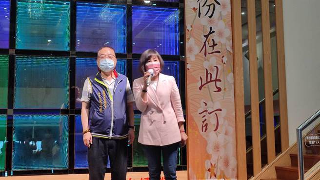 立委呂玉玲（右）展開感恩之旅。（賴佑維攝）