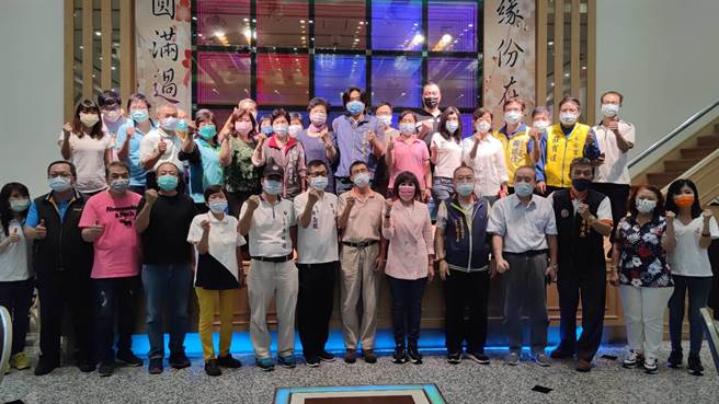 立委呂玉玲展開感恩之旅，今天在桃園區與里長們餐敘。（賴佑維攝）