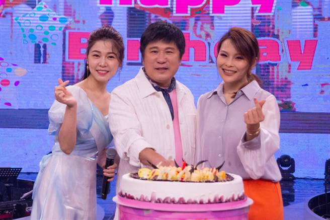 白家綺（左起）串通製作團隊給胡瓜製造生日驚喜。（民視提供）