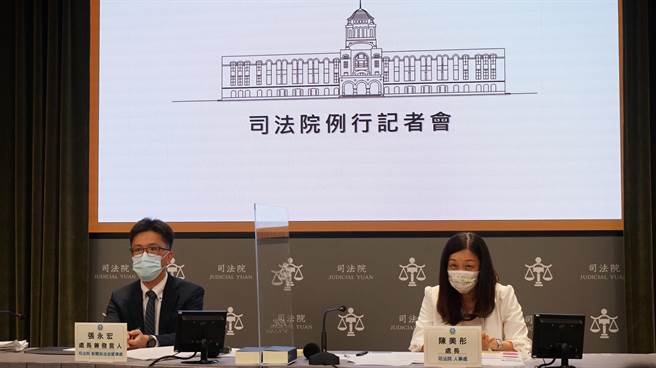 司法院发言人张永宏（左）及人事处长陈美彤 。司法院提供