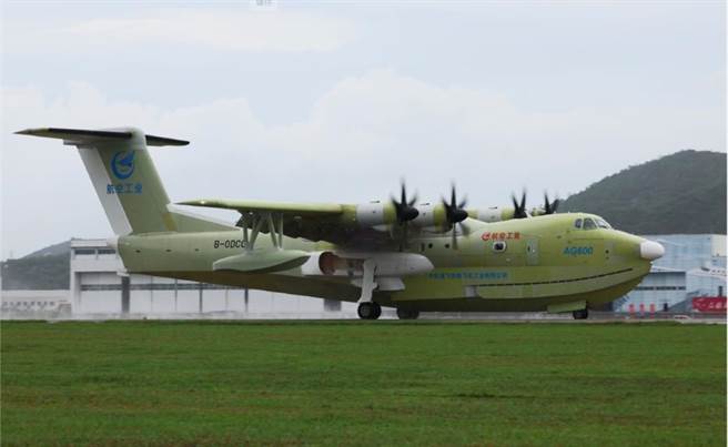 鲲龙AG600全状态新构型灭火飞机今天首飞成功。（环球网）