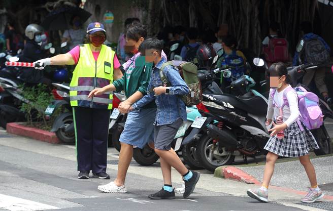 北市158所公私立國小及559所幼兒園集中施打。（本報資料照片）