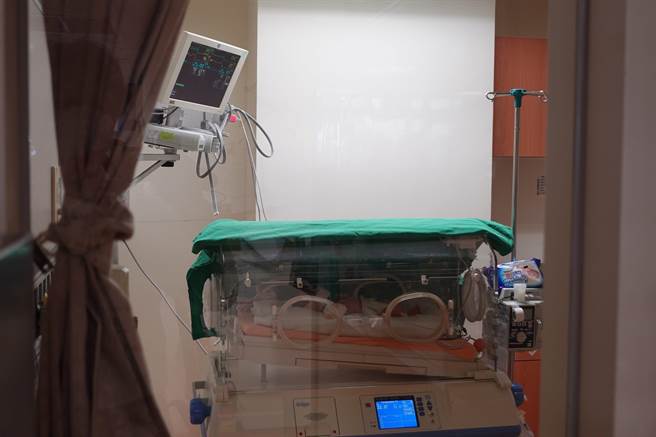 嬰兒在兒科加護病房保溫箱內受到良好的照顧。(江柏緯提供)