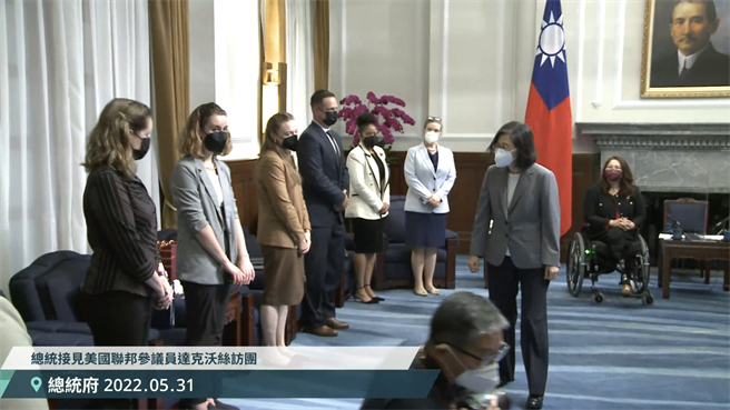 蔡總統今在總統府今天接見達克沃絲一行人，也戴上平時較少戴的N95口罩。曾薏蘋截圖