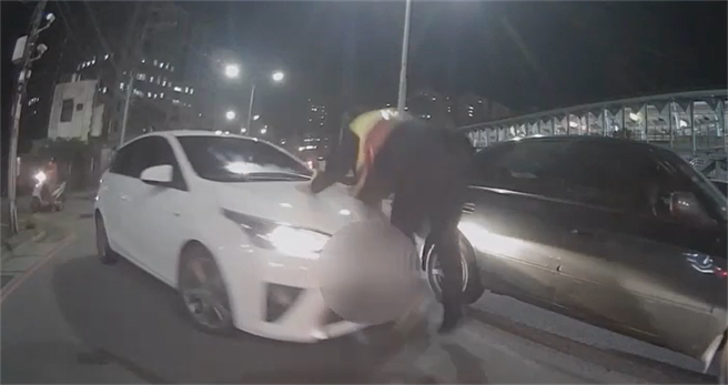 吴姓通缉犯开车衝撞员警，士林地检署依妨害公务罪起诉。（中时资料库）