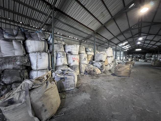 台南市关庙区一处厂房被堆置474包太空包。（洪荣志摄）