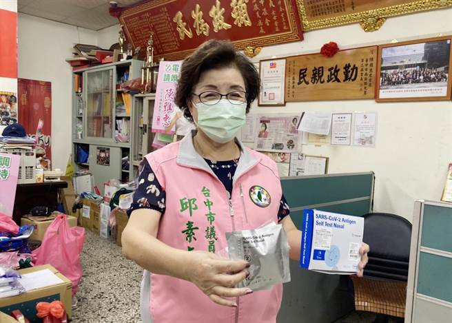 台中市议员邱素贞表示，中央发放免费快筛剂给弱势族群，中低收老人却被拒之门外，呼吁中央能纳入。(林欣仪摄)
