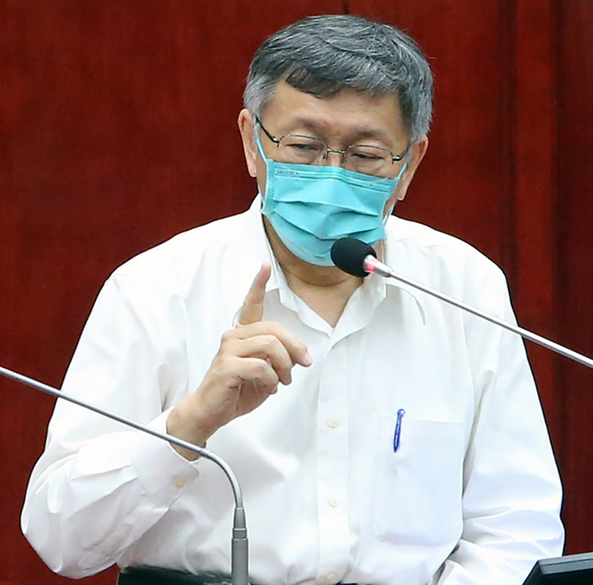 台北市長柯文哲（見圖）31日赴台北市議會進行總質詢，針對批評中央增設兒童疫苗接種站是白癡命令，遭到民進黨台北市議員洪健益逼迫收回這句話，強硬表示不收回，更直言「不對就是不對，就真的很笨啊」。 （趙雙傑攝）