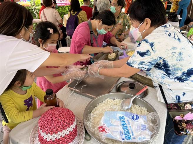 「異同體驗『粽』夏葉~幸福綁作伙」課程吸引許多民眾參加。（台中市第二服務站提供／陳淑娥台中傳真）