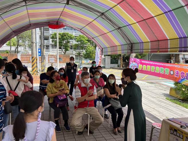 「異同體驗『粽』夏葉~幸福綁作伙」課程吸引許多民眾參加。（台中市第二服務站提供／陳淑娥台中傳真）