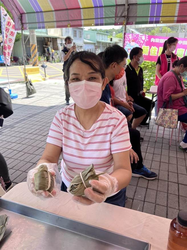 民眾在現場進行越南粽 DIY 體驗。（台中市第二服務站提供／陳淑娥台中傳真）