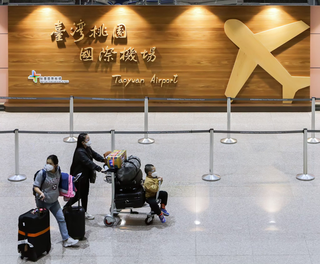 6月1日零时起(航班抵臺时间)，自国外入境之所有旅客，抵臺时请于机场採集唾液检体，以进行病毒核酸检验(PCR)，旅客完成採检后，续行入境检疫措施。（图／示意图，记者陈麒全摄影）