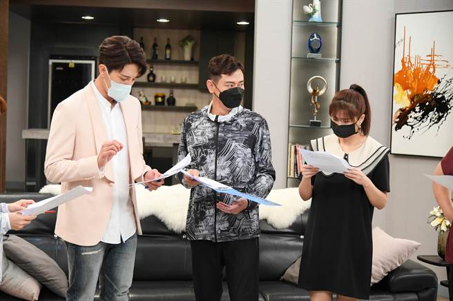 李燕、陳冠霖重回《一家團圓》，與龍語申排戲時都戴著口罩。（三立提供）