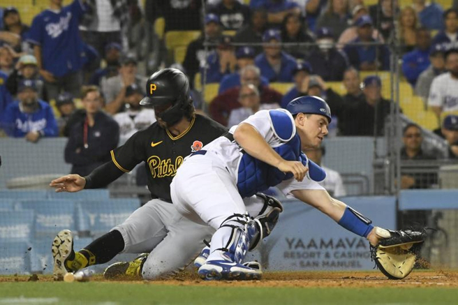 海盗代跑查维兹(左)衝回本垒，道奇捕手威尔史密斯触杀不及。（美联社）