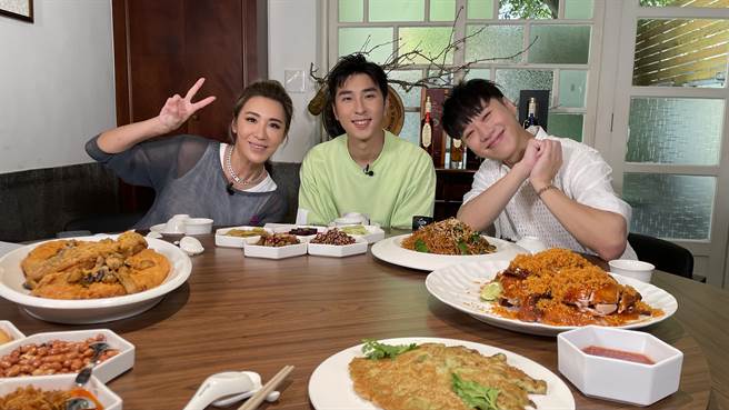 胡適安（中）攜姊姊小禎（左）與小賴開箱充滿他回憶的台北店家。（TVBS提供）