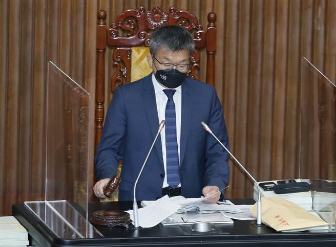 在副院长蔡其昌敲槌后，立法院31日院会三读通过「行政诉讼法部分条文修正草案」，明定地方法院行政诉讼庭，改于高等行政法院增设地方行政诉讼庭，集中办理第一审诉讼案件，并增订防杜滥诉制度。（姚志平摄）