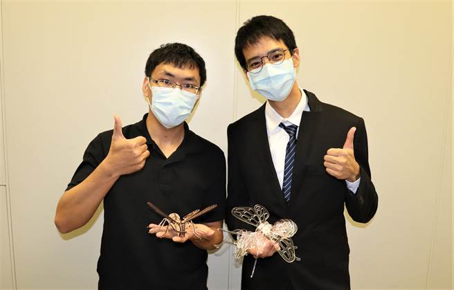 学员蒋信竹（左）及宋易（右）看好雷射产业未来前景，参加「产业新尖兵计画」172小时培训课。（刘秀芬摄）