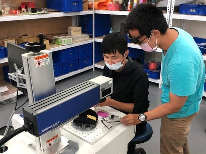 劳动部「高功率光纤雷射金属切割技术应用人才养成班」学员实际操作机台。（刘秀芬摄）