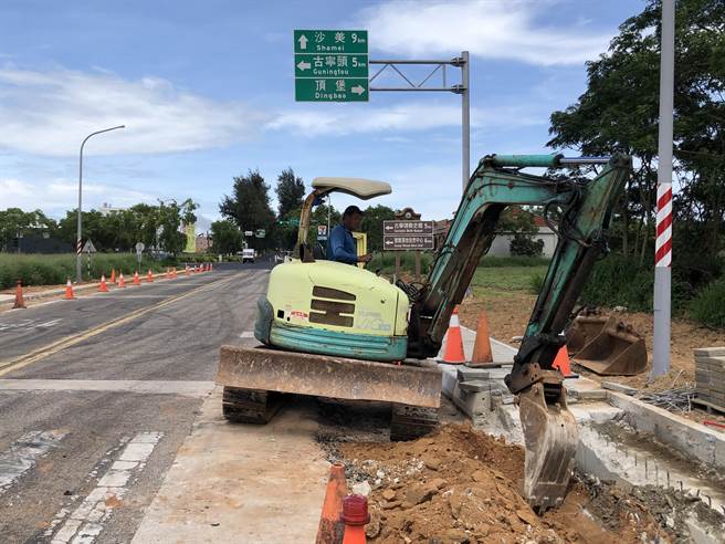 金门主要交通干道环岛北路一段，由清雅路口至顶林路口将自6／4起至6／13封路施工。（李金生摄）