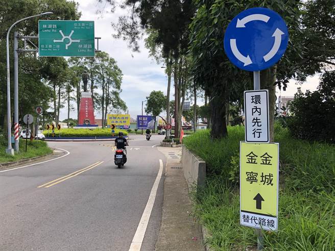 施工厂商已在各节点完成替代路线之告示牌、导引路标、照明及警示设施安置作业。（李金生摄）