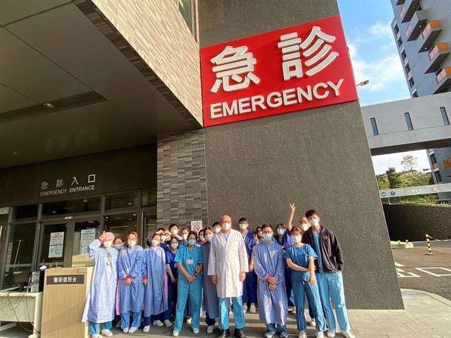 新北市立土城医院急诊医学科主任薛承君表示，新冠肺炎疫情使得急诊就医人数激增，为了迅速辨别高危险族群病人，土城医院急诊已建立高危险群优先看诊的绿色通道、紧急伤病患快速处理流程。（土城医院提供）