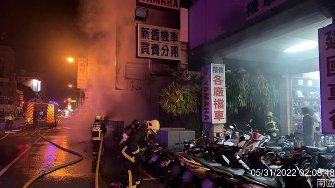 台中市南區復興路民宅傳出火警，現場17輛汽機車遭燒毀、7人嗆傷送醫。（民眾提供／陳淑芬台中）