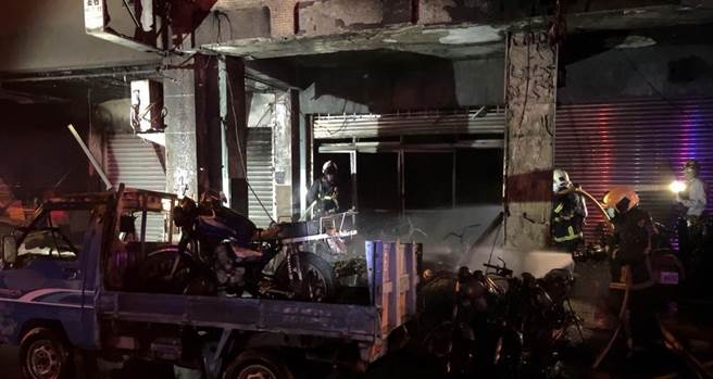 台中市南區復興路民宅傳出火警，現場17輛汽機車遭燒毀、7人嗆傷送醫。（民眾提供／陳淑芬台中）