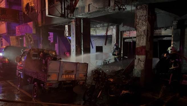 台中市南區復興路民宅傳出火警，現場17輛汽機車遭燒毀、7人嗆傷送醫。（民眾提供／陳淑芬台中）