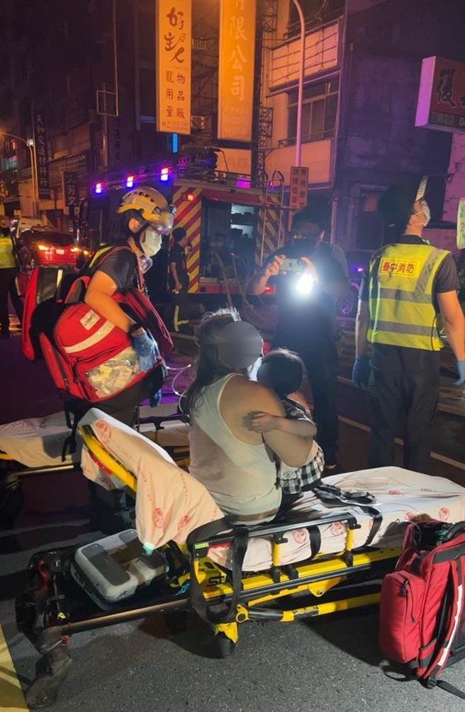 台中市南區復興路民宅傳出火警，現場17輛汽機車遭燒毀、7人嗆傷送醫。（民眾提供／陳淑芬台中）