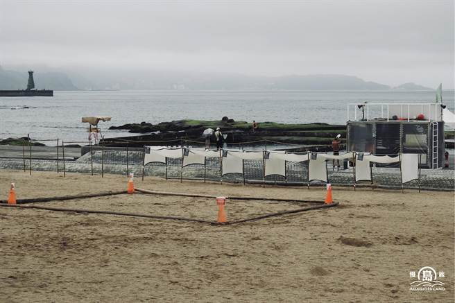 基隆和平岛公园使用三角锥、漂流木，让小环颈鸻不受干扰安心孵蛋。（和平岛公园及慢岛旅提供／陈彩玲基隆传真）