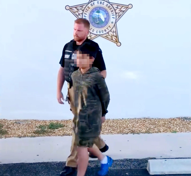 美国德州才发生小学大规模枪击血案，佛州一名10岁男童竟又预告将对小学进行大规模枪击，警方获报后立即逮捕男童。（图／TPG、达志影像）