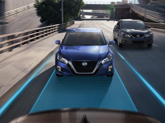 全新2022年式NISSAN ALTIMA自明（6月1日）起预售开跑，预售价134.9万元，不仅升级ProPILOT智驾辅助系统，并配备RR-AEB后方防追撞紧急煞车系统，全面升级行车安全配备，外观更推出与GT-R 50周年限定车款相同顏色的「极光蓝」。