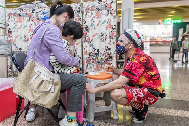臺大医院全力协助儿童及青少年施打新冠疫苗。图台大提供