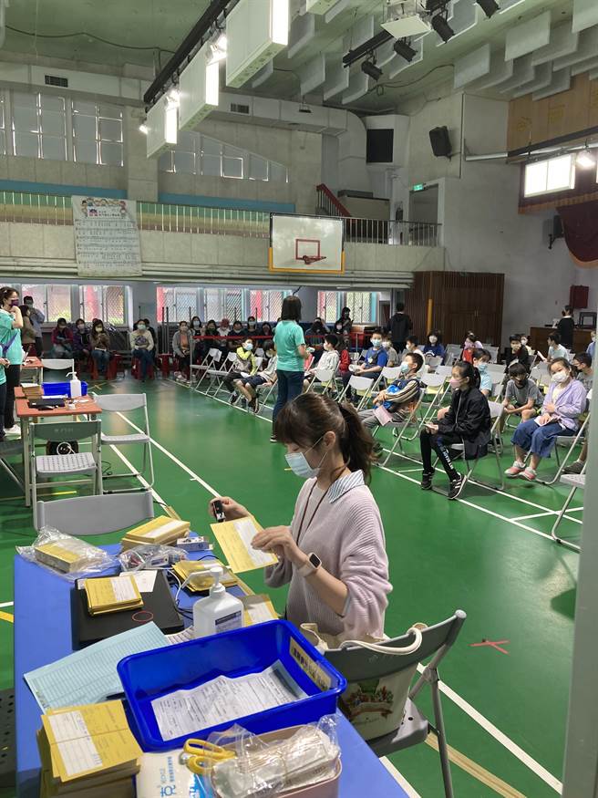 臺大医院全力协助儿童及青少年施打新冠疫苗。图台大提供