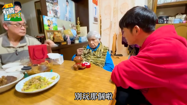 宥勝和阿嬤親密互動。(圖/宥勝去哪兒 Youtube)