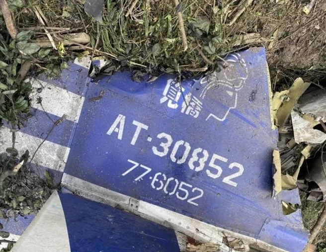 圖為今（31日）失事AT-3教練機機體殘骸。（翻攝自記者爆料網）