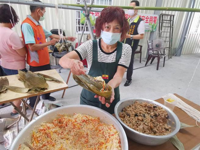 台南市南化区北寮社区举办端午包粽活动。（刘秀芬摄）