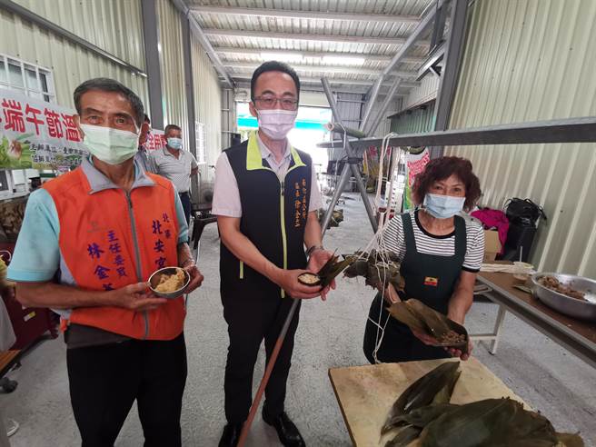 台南市南化区北寮社区举办端午包粽活动，区长徐全立（中）也去体验包粽子。（刘秀芬摄）