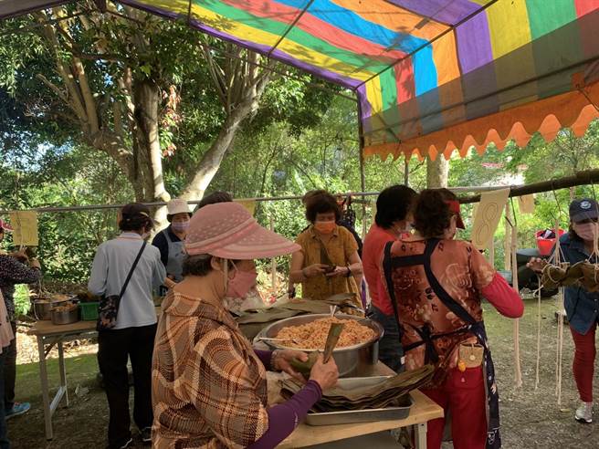 台南市南化区南化社区举办端午包粽活动，婆婆妈妈採速战速决方式避免群聚。（南化社区提供／刘秀芬台南传真）