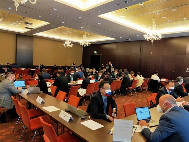 经济部发布，今年前4月对中东欧国家出口金额13.8亿美元，成长超过3成。图为去年政府组中东欧经贸考察团，首站在斯洛伐克会场情况。(图／经济部提供)