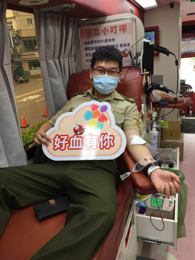 新竹市後備憲兵荷松協會近日辦理愛心捐血活動，為疫情血荒盡心力。（荷松協會提供／陳育賢新竹傳真）