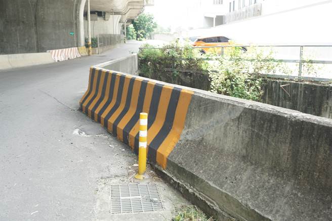 神冈区丰洲路960巷53弄与国4高架道路共构，跨越葫芦墩圳下溪洲支线的路段，形成突出束缩段，常发生自撞事故。（陈淑娥摄）