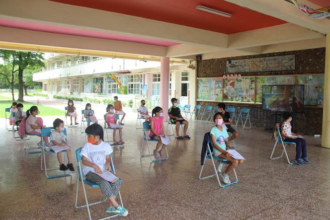 屏县进入校园施打儿童疫苗。(屏县府提供)