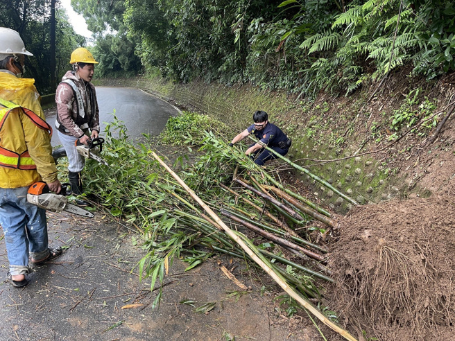 强降雨山区土石松动路树塌 ，林口警偕清洁队排除路障。(林口分局提供)